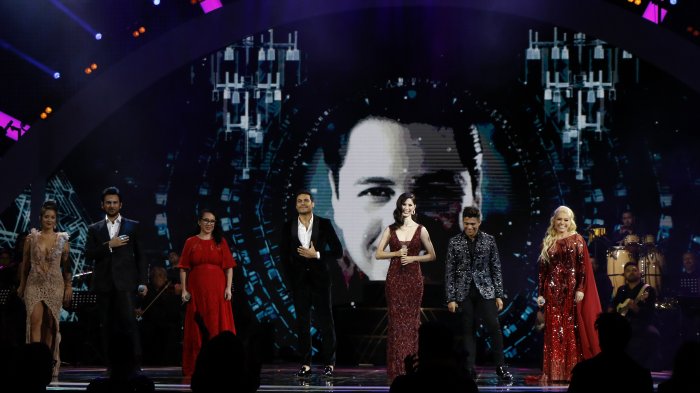 Obertura de Viña apuesta por la diversidad e incluye beso lésbico en homenaje a Lucho Gatica