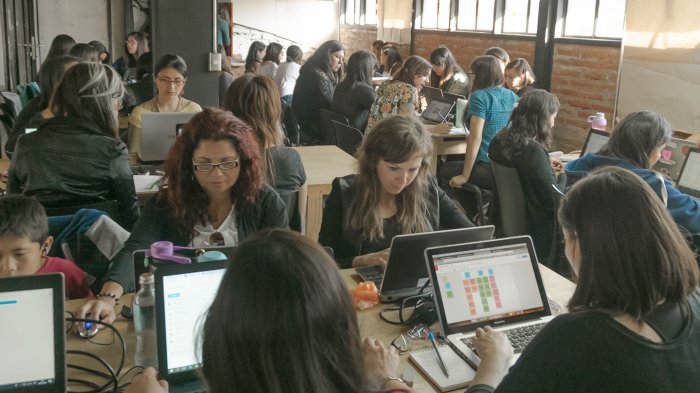 Empresa ofrece capacitar mujeres en áreas tecnológicas: Podrán ganar desde $650 mil