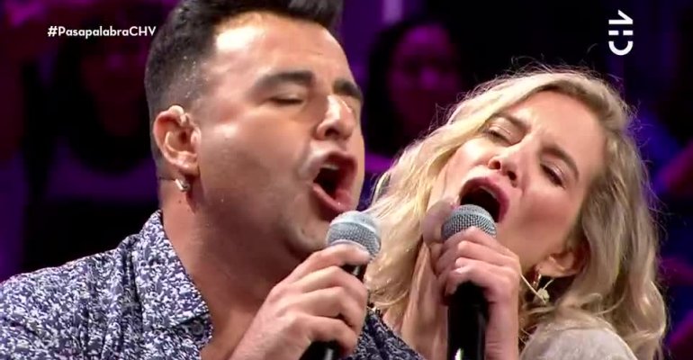 Kurt Carrera y Javiera Acevedo se lucieron con romántica canción en Pasapalabra