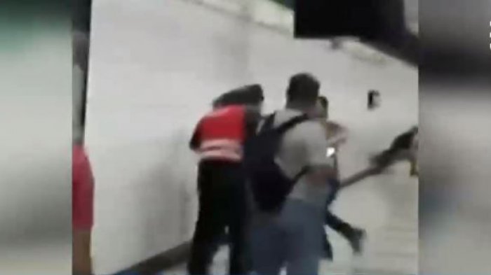 Pareja que discutía golpeó a guardia de Metro en estación Santa Isabel: “Le rompieron la cabeza”