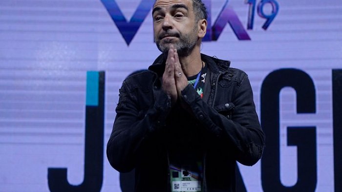 Jorge Alís en problemas: Resfrío lo dejó sin voz a un día de presentarse en Viña