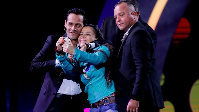 Esta es la selfie que la fanática de Marc Anthony se tomó sobre el escenario de la Quinta Vergara
