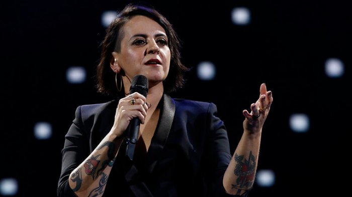 Entre ola de pifias el Monstruo bajó a Jani Dueñas, la única mujer comediante del Festival de Viña 2019
