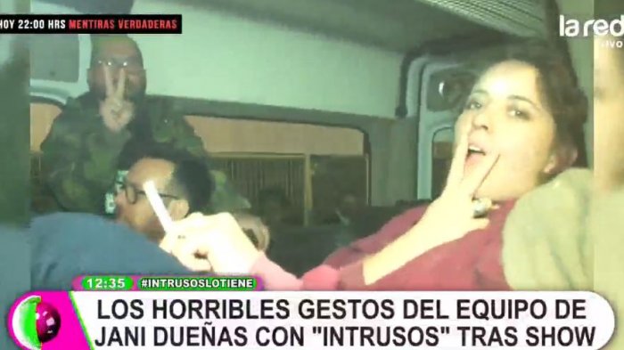 Los obscenos gestos del equipo de Jani Dueñas a Intrusos en su salida de la Quinta Vergara