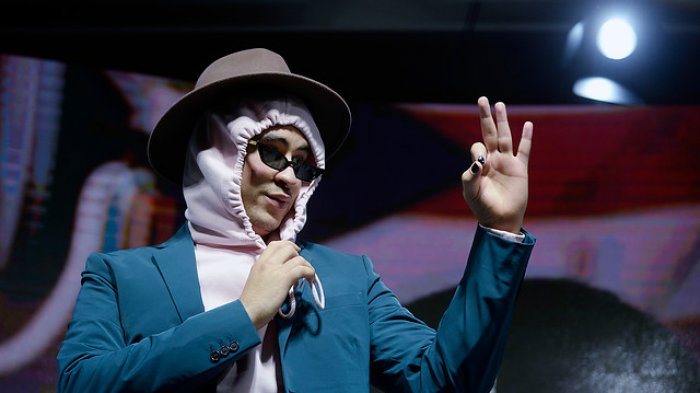 El notorio error en la conferencia de prensa de Bad Bunny: Escribieron mal su nombre