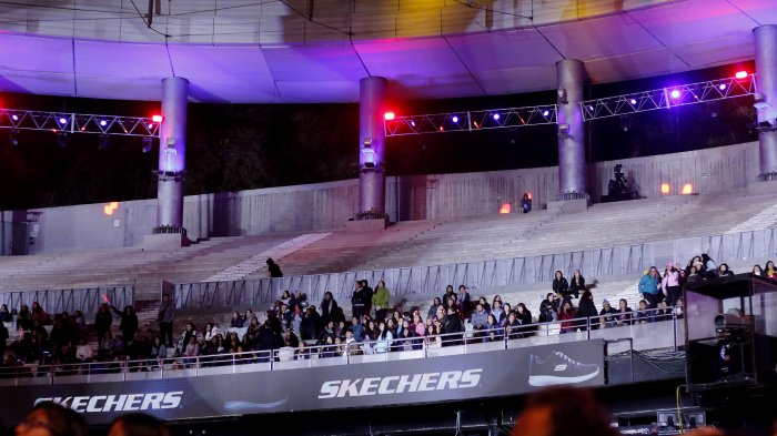 Camila Gallardo se presentó en Viña del Mar frente a una galería vacía y a las 2 de la mañana