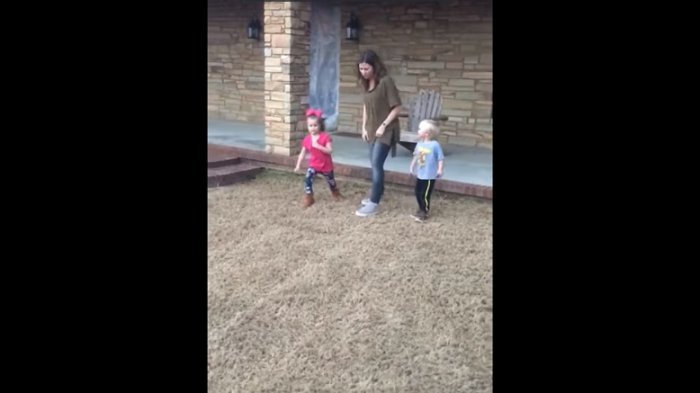 Tía que empujó a sus pequeños sobrinos en una carrera familiar se convirtió en viral