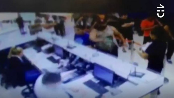 Brutal agresión: Cliente lanzó trozo de concreto en la cara a funcionario de sucursal de ServiEstado