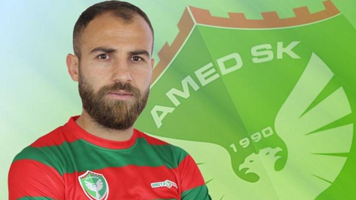 ¡No se fue ni con amarilla! Futbolista atacaba a rivales con cuchilla y armó una tremenda pelea