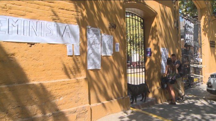 Alumnas de la U. de Chile no pudieron rendir su examen de título producto de una toma feminista