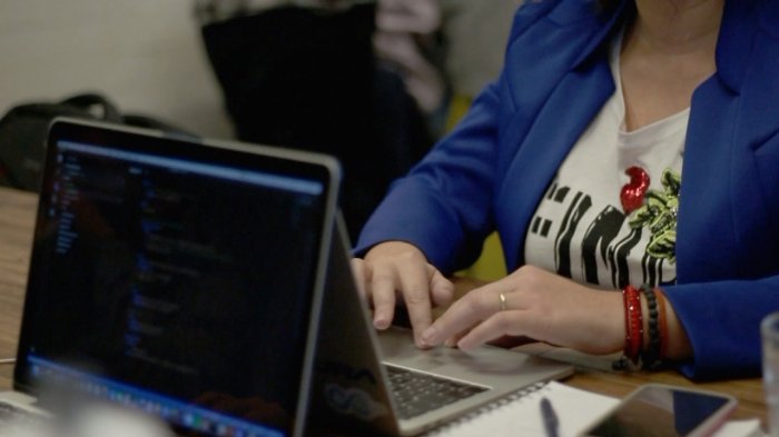 Mujeres trabajan el doble y ganan la mitad: A 10 años de la ley de igualdad salarial, no han habido grandes cambios