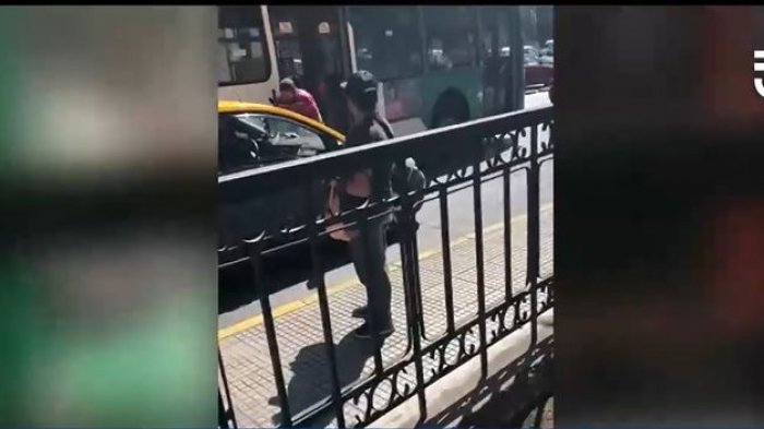 Chofer de un bus del Transantiago intentó atropellar a taxista tras pelea en plena Alameda