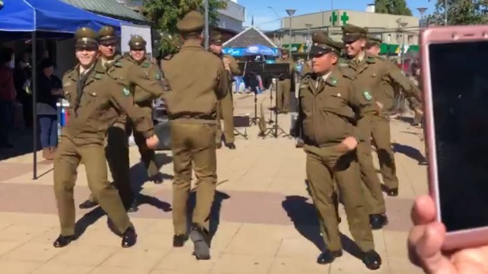 Carabineros sorprenden haciendo el baile de Fornite en conmemoración del 8M