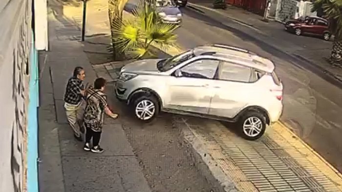 Se salvaron de milagro: Abuelitos estuvieron a centímetros de ser aplastados por conductor en estado de ebriedad