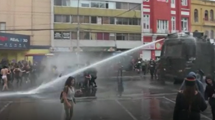 Familia de Rodrigo Avilés respalda a estudiante que recibió chorro de carro lanza aguas: “No hay un tema de error personal”