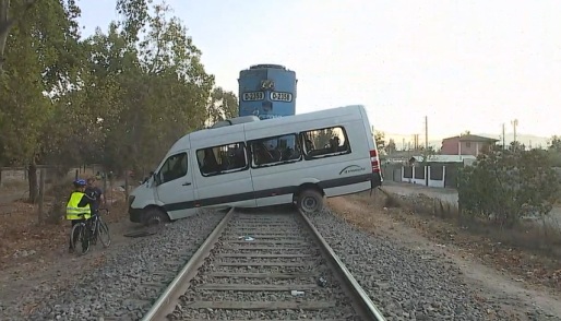 Tren de carga impactó a furgón que movilizaba trabajadores: Hay 10 lesionados