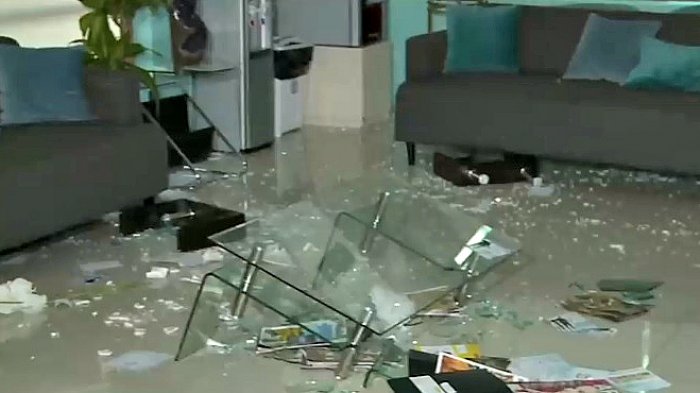 El momento exacto del ataque de familiares indignados a clínica estética en Providencia por la muerte de una joven