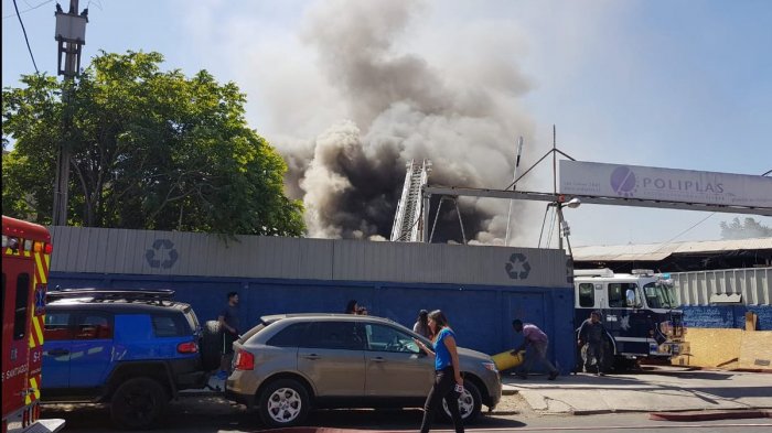 Incendio afectó a papelera y fábrica artículos de limpieza en la comuna de Independencia