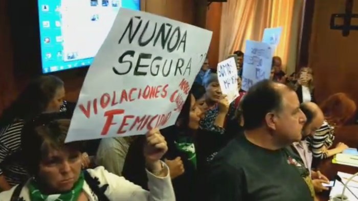 Grupo de mujeres irrumpe en Concejo Municipal para funar a Julio Martínez