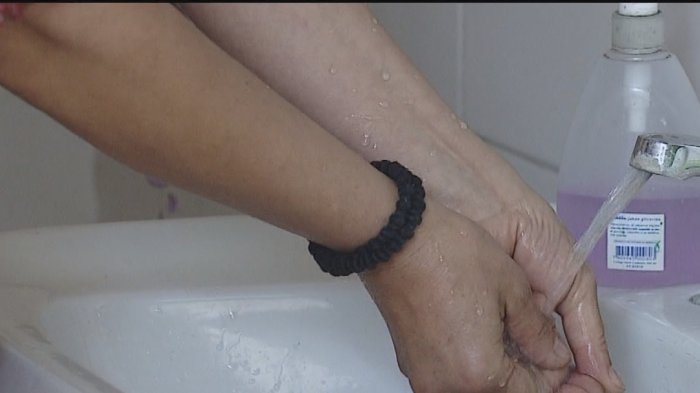 Sin urinario y con privacidad: Así es el primer baño mixto de un colegio en Chile