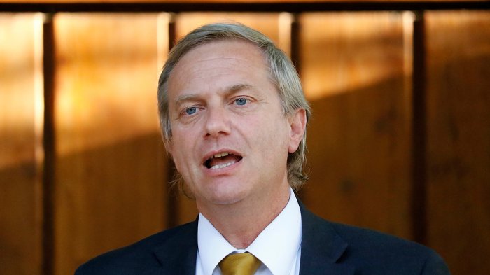 Control preventivo de identidad: J.A. Kast va más allá y propone toque de queda juvenil