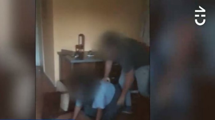 Difunden violento video donde pololos aparecen golpeándose: Ella es menor de edad