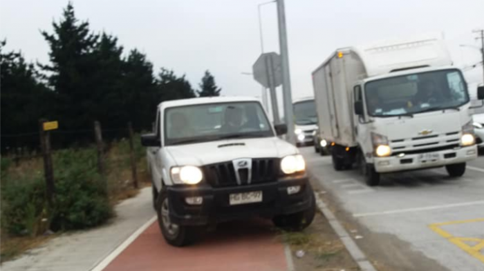 Contra el tránsito y por ciclovía: La peligrosa maniobra de automovilistas para saltarse el taco