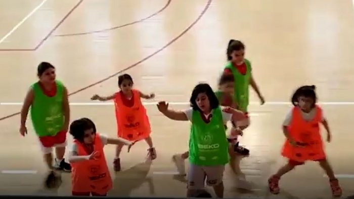 Italia: Noble gesto de jugadora con su rival en partido de básquetbol enternece a las redes