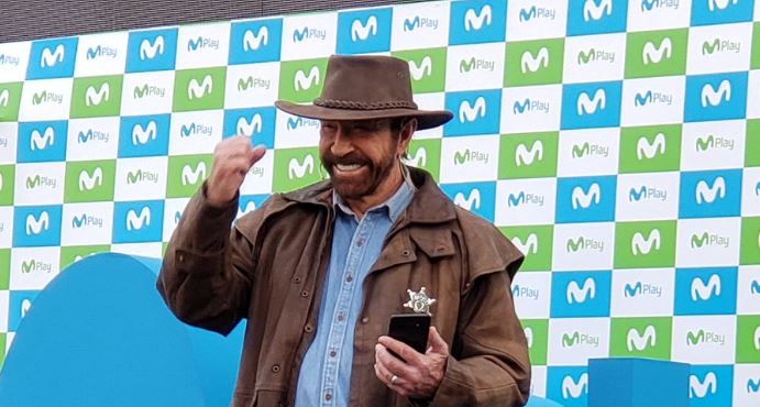 Las fotos y memes que dejó la visita de Chuck Norris en Chile para grabar un comercial