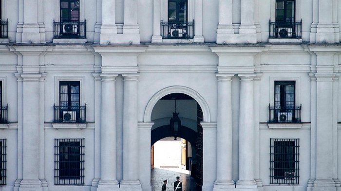 Hombre que chocó frente a La Moneda habría tenido altercado horas antes en conocida clínica