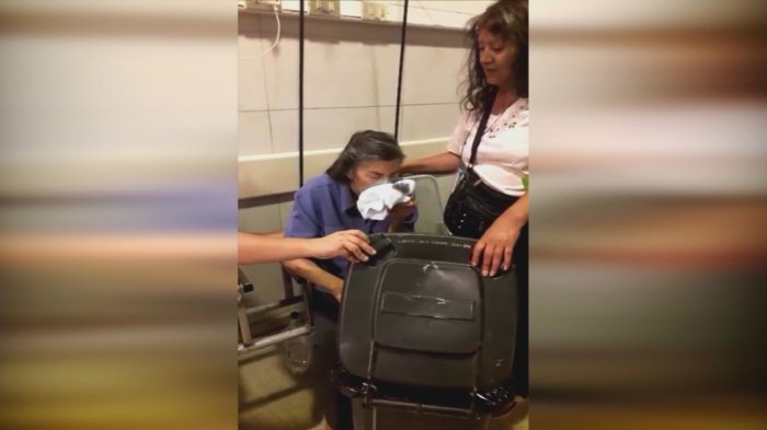 El indignante registro de abuelita que vomitaba sangre mientras esperaba ser atendida en hospital Barros Luco