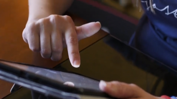 Estudiar gratis por Internet: Ofrecen becas para que mujeres puedan sacar diplomados en 8 meses