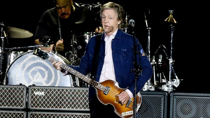 Pifias y abucheos: El momento en que Paul McCartney saluda a Piñera en pleno concierto