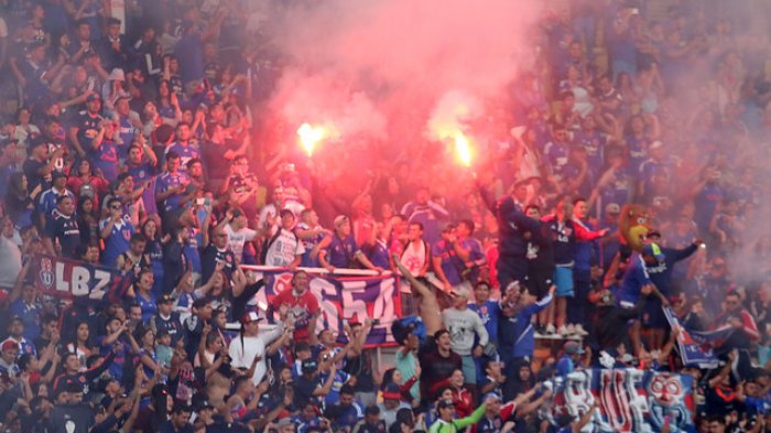 Video muestra el momento exacto en que hinchas de la U ingresaron bengalas al Ester Roa