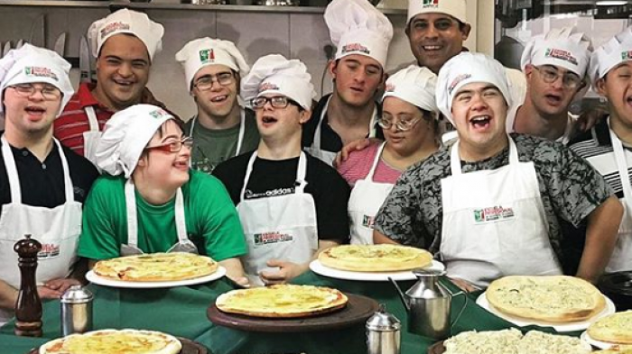 El exitoso emprendimiento de cuatro amigos con Síndrome de Down que crearon una pizzería