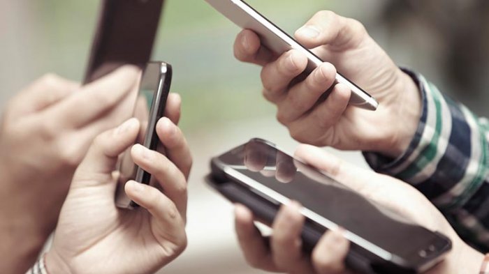 Dolores de cuello, tendinitis y hasta fracturas: Las consecuencias de andar mirando el celular en todos lados