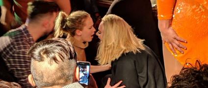 Adele y Jennifer Lawrence se van de fiesta juntas y lo dan todo en un bar de NYC