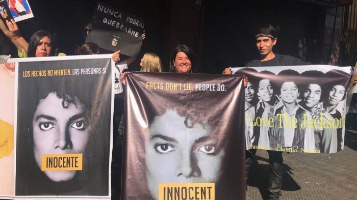 “Los hechos no mienten, las personas sí”: Fanáticos de Michael Jackson protestan en las afueras del Teatro Caupolicán