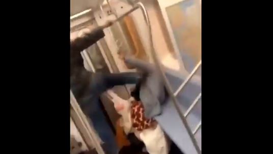 Detienen a hombre que golpeó brutalmente a una anciana en el metro de New York
