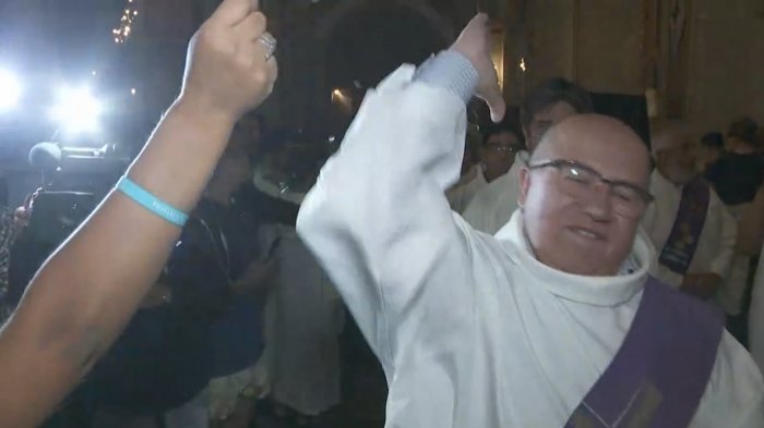 Captan a diácono arrebatando pancarta de mujer que se manifestaba en misa