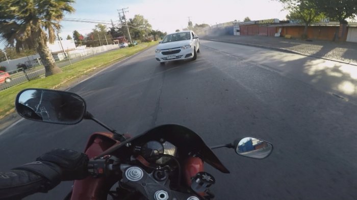 La brutal embestida que sufrió motociclista: Lo persiguieron durante kilómetros y lo emboscaron contra el tránsito