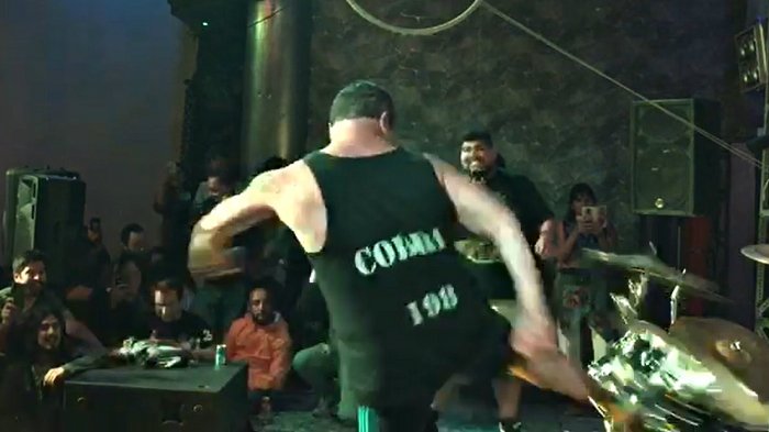 Lad Cobra rompió la batería de una banda tras fallida pelea con Huevito Rey y fue denunciado por amenazas