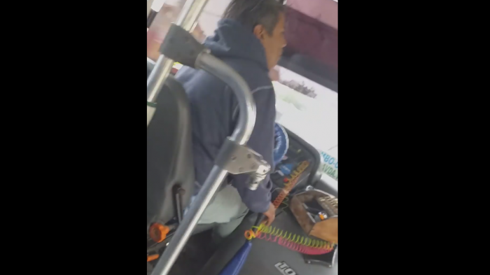 “Venís de jugar a la pelota”: Micrero enfrentó a estudiante por usar pase escolar y el video se viralizó