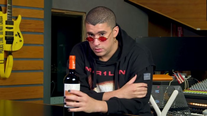 Vino chileno, cinturones de lucha libre y gafas de colores : 10 cosas sin las que Bad Bunny no puede vivir