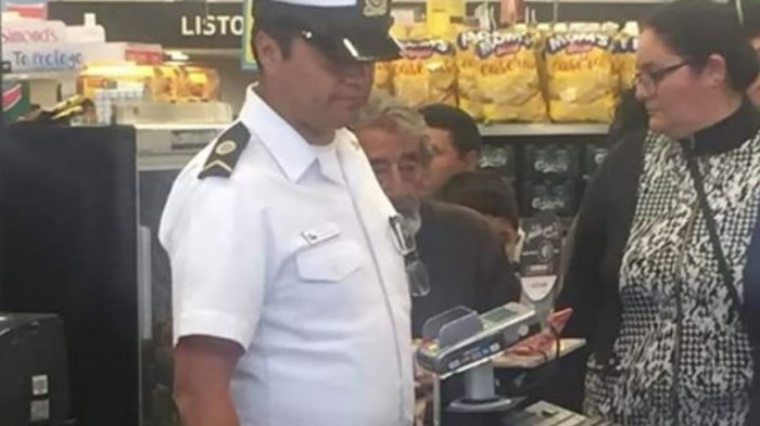 Viralizan imagen de marino que le pagó el supermercado a indigente para que tomara once y viera el partido