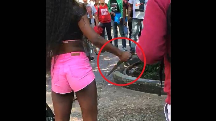 A vista y paciencia de Carabineros: Mujeres extranjeras se enfrentaron con cuchillo en mano en Plaza de Armas