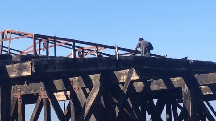 Sorprenden a sujeto robando parte de muelle declarado Monumento Nacional en Lota