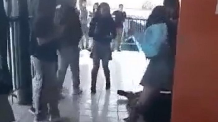 Captan a alumno golpeando brutalmente a compañero en un colegio de El Bosque