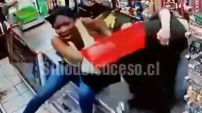 Forcejearon y le tiraron manotazos: Dos venezolanas redujeron a asaltante y evitaron robo en Viña del Mar