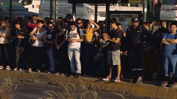 Cortan calle para que micros paren: Las arriesgadas medidas que toman pasajeros ante las largas esperas